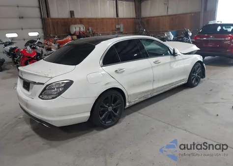 2017 Mercedes-Benz C 300 z USA, uszkodzony, nr VIN 55SWF4JB0HU217379